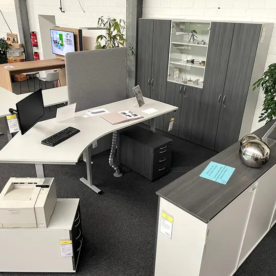 Chefbüro mit Schreibtisch passendem Aktenschrank und Regal sowie einem Sideboard in lichtgrau und dunkelgrau