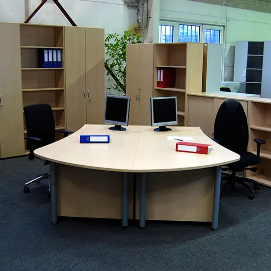 zwei Schreibtische als Doppelarbeitsplatz mit verschieden hohen Aktenschränken, Sideboards in Ahorn Dekor und einem Bürodrehstuhl und Besucherstuhl