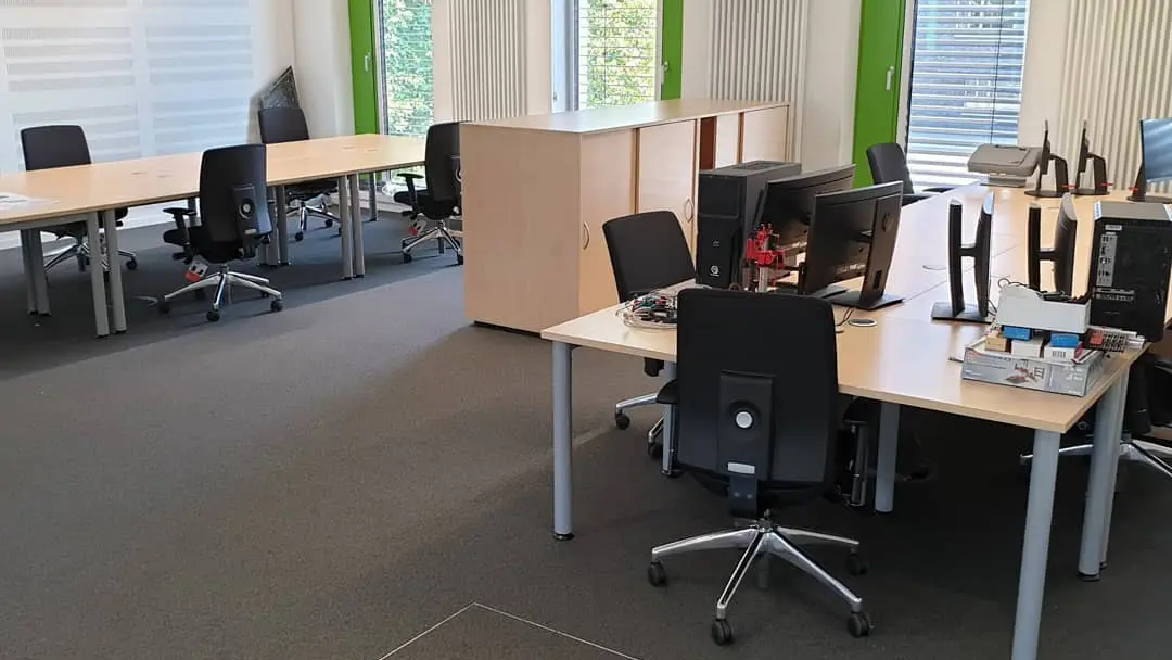 Büro mit fertig montierten Schreibtischen, Sideboard und Bürodrehstühlen in schönem Ahorn Dekor 
